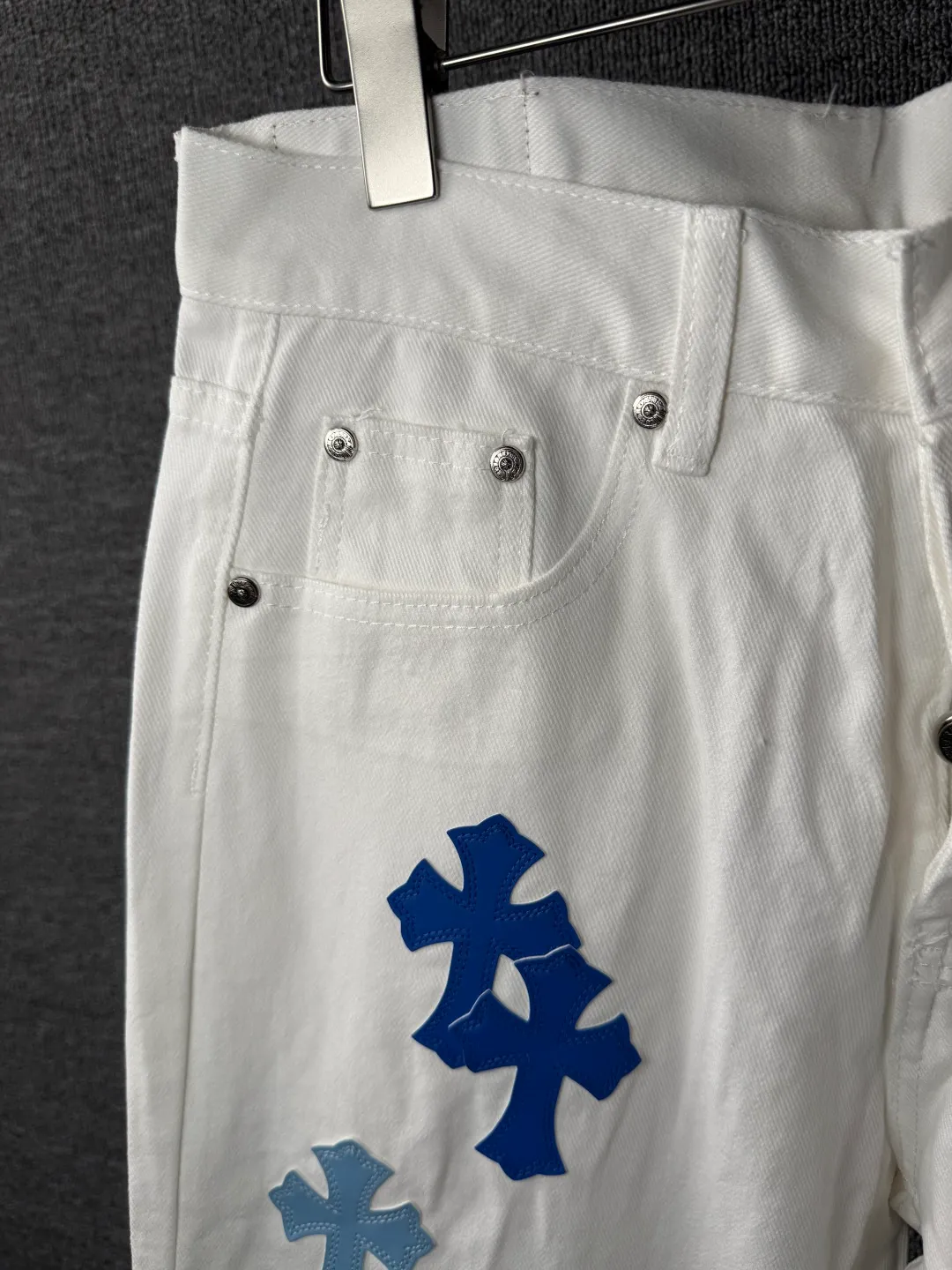 P230 💰 (Top version) Chrome Hearts/Chrome Hearts Classic white and blue series colored leather cross washed color fabric unisex denim trousers Vibe style straight stacked god-level version Carbon fine bias denim color cloth Old vintage full set of hardware - Chrome Hearts white cow series The high version uses high-ounce customized fabrics, fermentation washing and soft color fixation, soft and thick to wear, the details are all made by hand-polished craftsmanship, all-over printed jacquard fabric Unique design style. Through multiple processes to create a full retro feel. Unique niche non-contrast shirt. Customized distressed spray-painted buttons. Craftsmanship in every detail. Color: white and blue. Size: 28-30-32-34 (corresponding to S-M-L-XL)